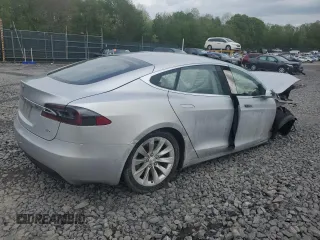 2017 Tesla Model S 60 z VIN 5YJSA1E16HF180191, wystawiony jako Copart lot #55901805 z przebiegiem Nie podano mil oraz Szkoda całkowita • Salvage title. Historia ofert i sprzedaży dostępna na DreamBid. Obrazek 3.