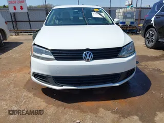 2014 Volkswagen Jetta SE z VIN 3VWD17AJ5EM267330, wystawiony jako IAAI lot #42003039 z przebiegiem 153 591 mil mil oraz . Historia ofert i sprzedaży dostępna na DreamBid. Obrazek 12.