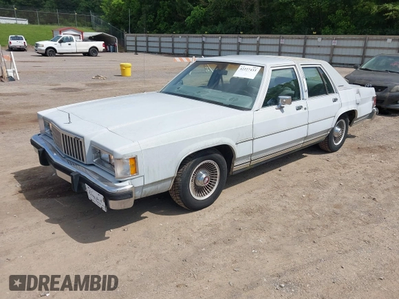 1986 Mercury Grand Marquis z VIN 2MEBP95F2GX642882, wystawiony jako IAAI lot #42227433 z przebiegiem 57 041 mil mil oraz . Historia ofert i sprzedaży dostępna na DreamBid. Obrazek 2.