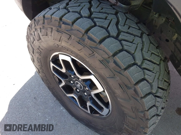 2023 Ford Bronco z VIN 1FMEE5DP8PLA91454, wystawiony jako IAAI lot #42805631 z przebiegiem 49 354 mil mil oraz . Historia ofert i sprzedaży dostępna na DreamBid. Obrazek 18.