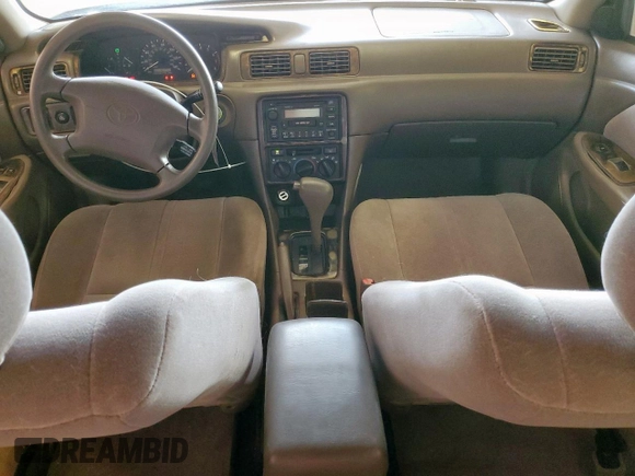 1999 Toyota Camry LE z VIN 4T1BG22K3XU392937, wystawiony jako Copart lot #57371225 z przebiegiem 187 793 mil mil oraz Szkoda całkowita • Salvage title. Historia ofert i sprzedaży dostępna na DreamBid. Obrazek 8.