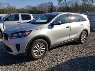 2020 Kia Sorento LX z VIN 5XYPG4A30LG685495, wystawiony jako Copart lot #47559435 z przebiegiem 91 393 mil mil oraz Szkoda całkowita • Salvage title. Historia ofert i sprzedaży dostępna na DreamBid. Obrazek 1.