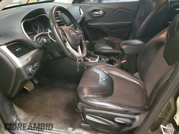 2015 Jeep Cherokee Trailhawk z VIN 1C4PJMBS8FW665607, wystawiony jako Copart lot #51536715 z przebiegiem 166 443 mil mil oraz Szkoda całkowita • Salvage title. Historia ofert i sprzedaży dostępna na DreamBid. Obrazek 7.