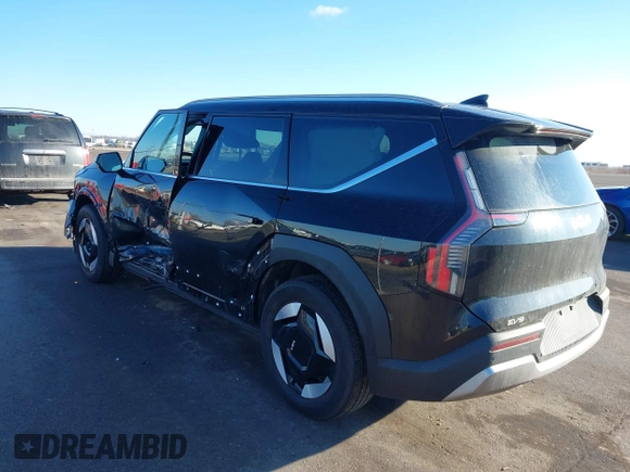2024 Kia EV9 Wind z VIN KNDAFFS58R6022482, wystawiony jako IAAI lot #41688945 z przebiegiem 8 907 mil mil oraz . Historia ofert i sprzedaży dostępna na DreamBid. Obrazek 3.
