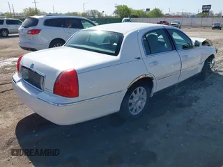 2007 Lincoln Town Car Signature Limited z VIN 1LNHM82V67Y630711, wystawiony jako IAAI lot #41997932 z przebiegiem 177 420 mil mil oraz . Historia ofert i sprzedaży dostępna na DreamBid. Obrazek 4.