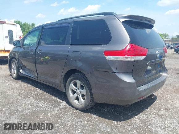 2012 Toyota Sienna LE AAS z VIN 5TDKK3DC9CS252274, wystawiony jako IAAI lot #42553516 z przebiegiem 311 650 mil mil oraz . Historia ofert i sprzedaży dostępna na DreamBid. Obrazek 3.