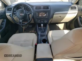 2015 Volkswagen Jetta SE z VIN 3VWD07AJ8FM224623, wystawiony jako Copart lot #62408765 z przebiegiem 142 827 mil mil oraz Czysty tytuł • Clean title. Historia ofert i sprzedaży dostępna na DreamBid. Obrazek 8.