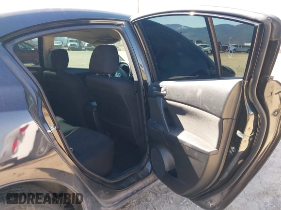 2013 Mazda 3 i Touring z VIN JM1BL1V7XD1821599, wystawiony jako IAAI lot #42050760 z przebiegiem 129 006 mil mil oraz . Historia ofert i sprzedaży dostępna na DreamBid. Obrazek 8.