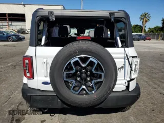2025 Ford Bronco Outer Banks z VIN 1FMDE8BH3SLA77107, wystawiony jako Copart lot #63737525 z przebiegiem 1 790 mil mil oraz Szkoda całkowita • Salvage title. Historia ofert i sprzedaży dostępna na DreamBid. Obrazek 6.