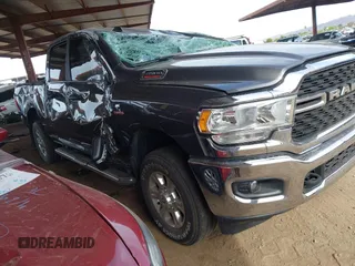 2024 Ram 2500 Big Horn z VIN 3C6UR5DL1RG105526, wystawiony jako IAAI lot #42159957 z przebiegiem Nie podano mil oraz . Historia ofert i sprzedaży dostępna na DreamBid. Obrazek 1.