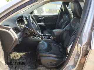 2017 Jeep Cherokee Trailhawk z VIN 1C4PJMBSXHW616640, wystawiony jako Copart lot #56380655 z przebiegiem 139 515 mil mil oraz Szkoda całkowita • Salvage title. Historia ofert i sprzedaży dostępna na DreamBid. Obrazek 7.