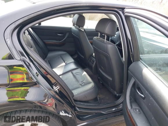 2011 BMW 3 Series 328i xDrive z VIN WBAPK7G55BNN87270, wystawiony jako IAAI lot #41907780 z przebiegiem 168 844 mil mil oraz . Historia ofert i sprzedaży dostępna na DreamBid. Obrazek 8.