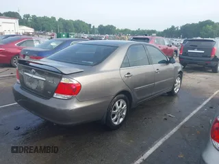 2005 Toyota Camry LE z VIN 4T1BF32K85U594470, wystawiony jako IAAI lot #42280442 z przebiegiem 151 553 mil mil oraz . Historia ofert i sprzedaży dostępna na DreamBid. Obrazek 4.