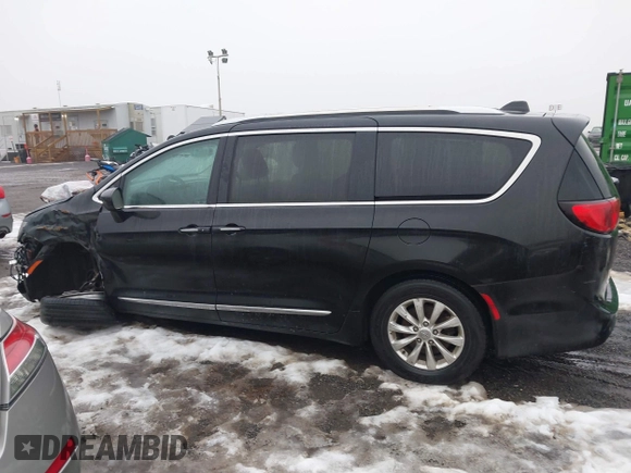 2019 Chrysler Pacifica Touring L with VIN 2C4RC1BG2KR715353, listed as a IAAI auction lot 41545730 with 38,500 mi miles and . Bid and sale history available at DreamBid. Image 14.