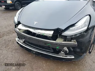 2022 Tesla Model Y Long Range z VIN 7SAYGDEE9NF331410, wystawiony jako IAAI lot #41580172 z przebiegiem 81 794 mil mil oraz . Historia ofert i sprzedaży dostępna na DreamBid. Obrazek 6.