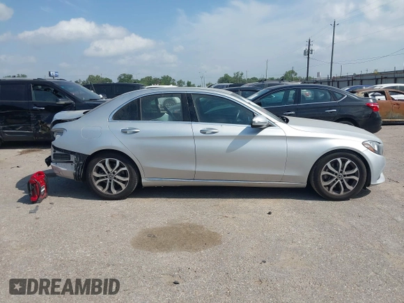 2017 Mercedes-Benz C 300 z VIN 55SWF4JB6HU231626, wystawiony jako IAAI lot #42065902 z przebiegiem 74 607 mil mil oraz . Historia ofert i sprzedaży dostępna na DreamBid. Obrazek 14.