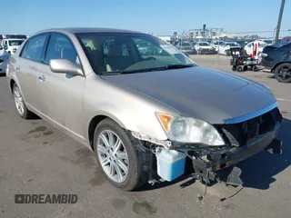 2008 Toyota Avalon XL z VIN 4T1BK36B48U256087, wystawiony jako IAAI lot #42186677 z przebiegiem 191 974 mil mil oraz . Historia ofert i sprzedaży dostępna na DreamBid. Obrazek 1.