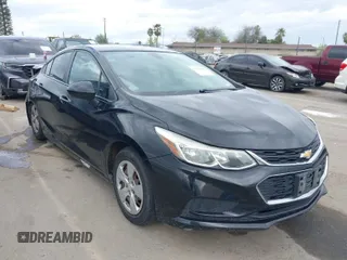 2017 Chevrolet Cruze LS z VIN 1G1BC5SM8H7144405, wystawiony jako IAAI lot #41770032 z przebiegiem 125 697 mil mil oraz . Historia ofert i sprzedaży dostępna na DreamBid. Obrazek 1.
