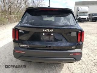 2023 Kia Sorento LX z VIN 5XYRGDLC4PG216535, wystawiony jako Copart lot #54432825 z przebiegiem 11 410 mil mil oraz Szkody całkowita. Historia ofert i sprzedaży dostępna na DreamBid. Obrazek 6.