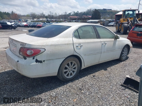 2002 Lexus ES 300 with VIN JTHBF30G220039194, listed as a IAAI auction lot 41964641 with 275,733 mi miles. Bid and sale history available at carsss.com. Image 4.