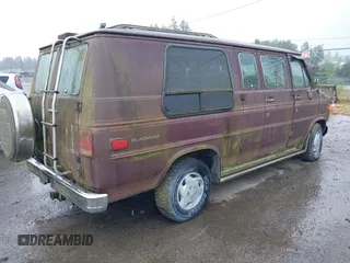 1991 Chevrolet Chevy Van z VIN 1GBEG25K0M7138789, wystawiony jako IAAI lot #42356002 z przebiegiem 137 404 mil mil oraz . Historia ofert i sprzedaży dostępna na DreamBid. Obrazek 4.