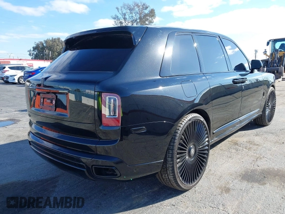 2021 Rolls-Royce Cullinan z VIN SLATV4C0XMU208037, wystawiony jako IAAI lot #41402539 z przebiegiem 27 057 mil mil oraz . Historia ofert i sprzedaży dostępna na DreamBid. Obrazek 4.