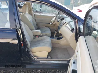 2007 Nissan Versa SL z VIN 3N1BC13E77L439385, wystawiony jako IAAI lot #41749821 z przebiegiem 137 521 mil mil oraz . Historia ofert i sprzedaży dostępna na DreamBid. Obrazek 5.