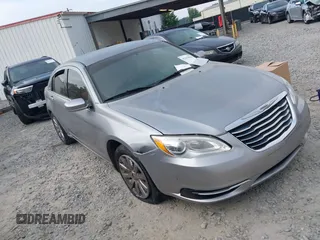 2013 Chrysler 200 Touring z VIN 1C3CCBBB2DN570108, wystawiony jako IAAI lot #42433984 z przebiegiem 132 430 mil mil oraz . Historia ofert i sprzedaży dostępna na DreamBid. Obrazek 1.