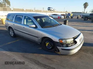2004 Volvo V70 with VIN YV1SW59V642361434, listed as a IAAI auction lot 40801585 with 119,419 mi miles. Bid and sale history available at carsss.com. Image 1.