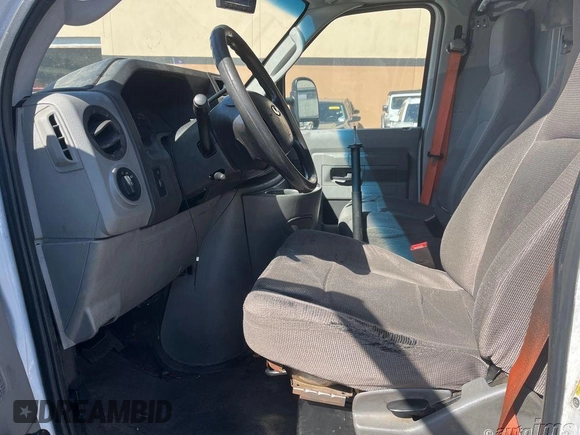 2010 Ford Econoline Cargo Commercial z VIN 1FTNE1EW9ADA90897, wystawiony jako IAAI lot #42375497 z przebiegiem 222 826 mil mil oraz . Historia ofert i sprzedaży dostępna na DreamBid. Obrazek 10.