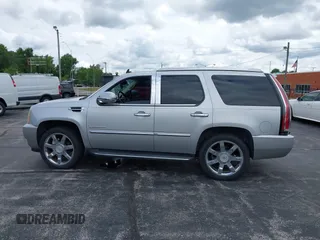 2010 Cadillac Escalade Luxury z VIN 1GYUKBEF9AR257170, wystawiony jako IAAI lot #42345631 z przebiegiem 206 653 mil mil oraz . Historia ofert i sprzedaży dostępna na DreamBid. Obrazek 14.