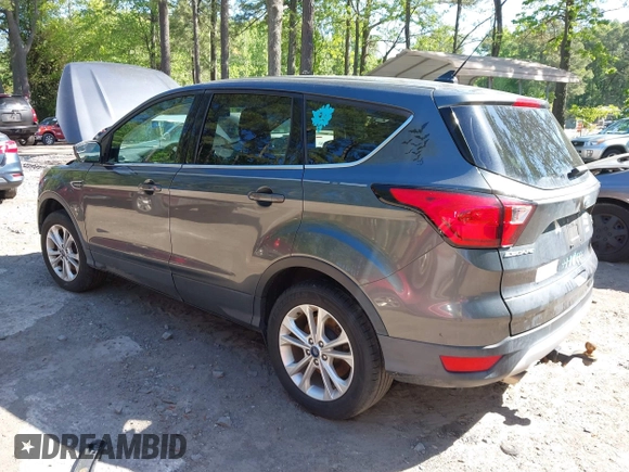 2019 Ford Escape SE z VIN 1FMCU9GD7KUB23316, wystawiony jako IAAI lot #42138654 z przebiegiem 145 857 mil mil oraz . Historia ofert i sprzedaży dostępna na DreamBid. Obrazek 3.
