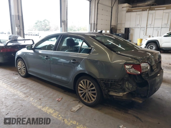 2014 Volkswagen Jetta SEL z VIN 3VWL17AJ8EM388218, wystawiony jako IAAI lot #41862353 z przebiegiem 140 514 mil mil oraz . Historia ofert i sprzedaży dostępna na DreamBid. Obrazek 3.