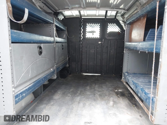 2008 Ford Econoline Cargo Commercial z VIN 1FTNE14W88DA02336, wystawiony jako IAAI lot #42325033 z przebiegiem 196 923 mil mil oraz . Historia ofert i sprzedaży dostępna na DreamBid. Obrazek 8.