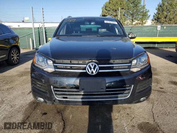 2014 Volkswagen Touareg X z VIN WVGEP9BP5ED008560, wystawiony jako Copart lot #52767595 z przebiegiem Nie podano mil oraz Szkoda całkowita • Salvage title. Historia ofert i sprzedaży dostępna na DreamBid. Obrazek 5.