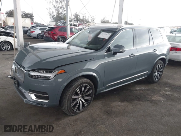 2023 Volvo XC90 Plus z VIN YV4062PN8P1989176, wystawiony jako IAAI lot #41957832 z przebiegiem 27 838 mil mil oraz . Historia ofert i sprzedaży dostępna na DreamBid. Obrazek 2.