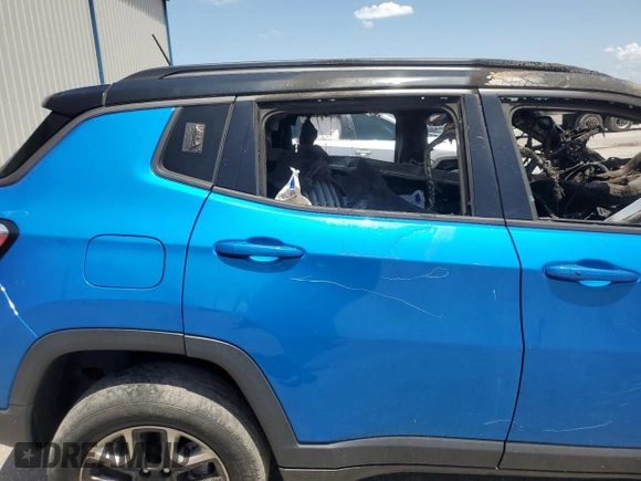 2018 Jeep Compass Trailhawk z VIN 3C4NJDDB2JT198882, wystawiony jako Copart lot #63334315 z przebiegiem Nie podano mil oraz Nie do naprawy • Non repairable. Historia ofert i sprzedaży dostępna na DreamBid. Obrazek 11.