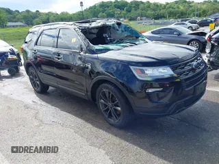 2018 Ford Explorer XLT z VIN 1FM5K8D83JGB99919, wystawiony jako IAAI lot #42199213 z przebiegiem Nie podano mil oraz . Historia ofert i sprzedaży dostępna na DreamBid. Obrazek 1.