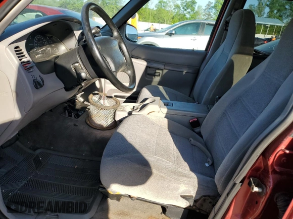 2000 Ford Explorer XLS z VIN 1FMZU72X7YUB64053, wystawiony jako Copart lot #53037485 z przebiegiem 197 312 mil mil oraz Szkody całkowita. Historia ofert i sprzedaży dostępna na DreamBid. Obrazek 7.