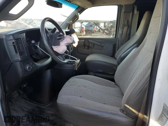 2017 GMC Savana Cargo z VIN 1GTW7AFF8H1911027, wystawiony jako Copart lot #84908094 z przebiegiem 139 217 mil mil oraz Szkody całkowita. Historia ofert i sprzedaży dostępna na DreamBid. Obrazek 7.