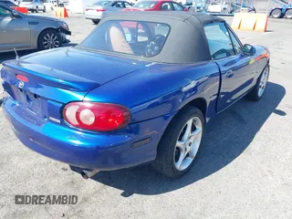 2003 Mazda MX-5 Miata Cloth z VIN JM1NB353830301964, wystawiony jako IAAI lot #42317534 z przebiegiem 192 342 mil mil oraz . Historia ofert i sprzedaży dostępna na DreamBid. Obrazek 4.
