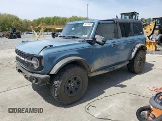 2023 Ford Bronco z VIN 1FMEE5DP0PLB83500, wystawiony jako Copart lot #54124945 z przebiegiem 42 661 mil mil oraz Szkoda całkowita • Salvage title. Historia ofert i sprzedaży dostępna na DreamBid. Obrazek 1.