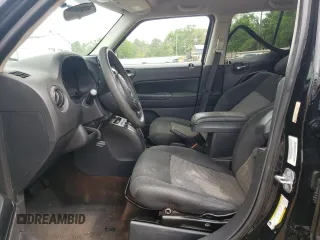 2014 Jeep Patriot Altitude z VIN 1C4NJPBA3ED729546, wystawiony jako Copart lot #52505015 z przebiegiem 202 650 mil mil oraz Szkoda całkowita • Salvage title. Historia ofert i sprzedaży dostępna na DreamBid. Obrazek 7.