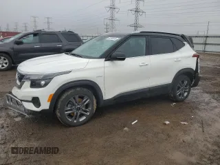 2023 Kia Seltos S z VIN KNDEUCAA7P7420116, wystawiony jako Copart lot #48290245 z przebiegiem 22 950 mil mil oraz Szkoda całkowita • Salvage title. Historia ofert i sprzedaży dostępna na DreamBid. Obrazek 1.