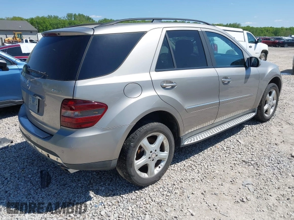 2008 Mercedes-Benz M 350 с VIN 4JGBB86E28A319325, выставлен на аукционе IAAI как лот 42238563 с пробегом 208 732 миль миль и . История ставок и продаж доступна на DreamBid. Изображение 4.