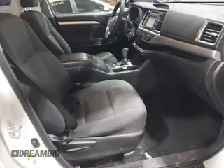 2018 Toyota Highlander LE z VIN 5TDZZRFH5JS250363, wystawiony jako IAAI lot #42049313 z przebiegiem 97 243 mil mil oraz . Historia ofert i sprzedaży dostępna na DreamBid. Obrazek 5.