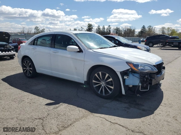 2014 Chrysler 200 Limited with VIN 1C3CCBCG3EN135013, listed as a Copart auction lot 52137975 with 71,663 mi miles and Salvage Title. Bid and sale history available at carsss.com. Image 4.