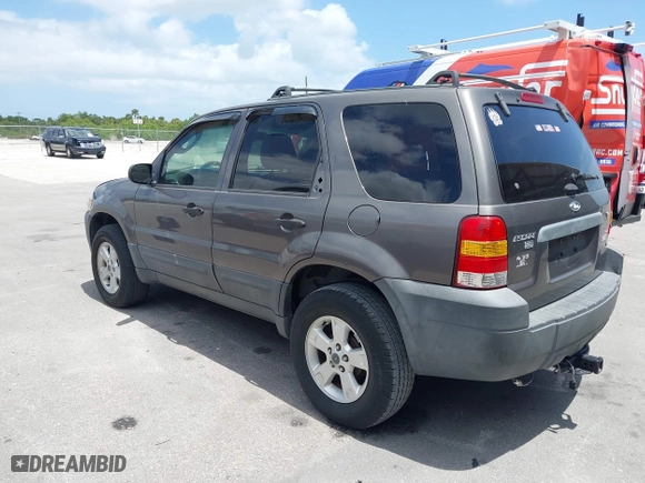 2005 Ford Escape XLT with VIN 1FMYU03175KD53760, listed as a IAAI auction lot 42124876 with 158,706 mi miles. Bid and sale history available at carsss.com. Image 3.