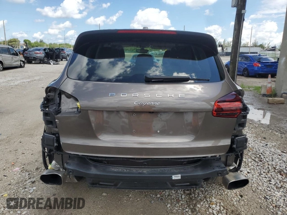2016 Porsche Cayenne z VIN WP1AA2A22GKA11334, wystawiony jako Copart lot #55961845 z przebiegiem 73 174 mil mil oraz Szkoda całkowita • Salvage title. Historia ofert i sprzedaży dostępna na DreamBid. Obrazek 6.