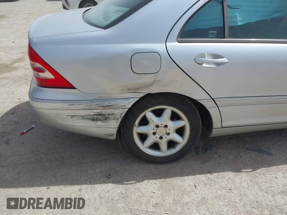 2003 Mercedes-Benz C 240 z VIN WDBRF81J13F377061, wystawiony jako IAAI lot #41770022 z przebiegiem 108 817 mil mil oraz . Historia ofert i sprzedaży dostępna na DreamBid. Obrazek 6.